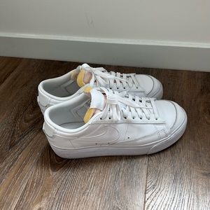Nike Blazer Low Platform in white